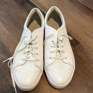 Clark’s ladies leather sneaker worn once 9.5M Collection padded comfort